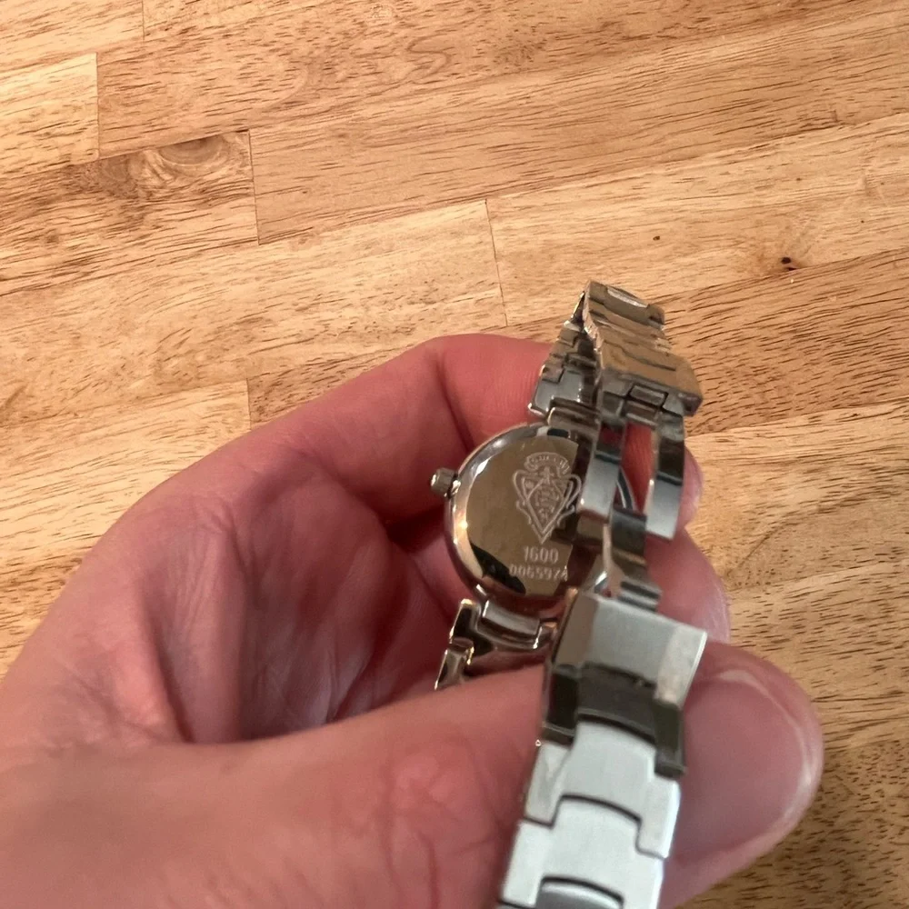 Stainless Steel GUCCI Silver Tone Ladies Watch - Picture 3 of 3